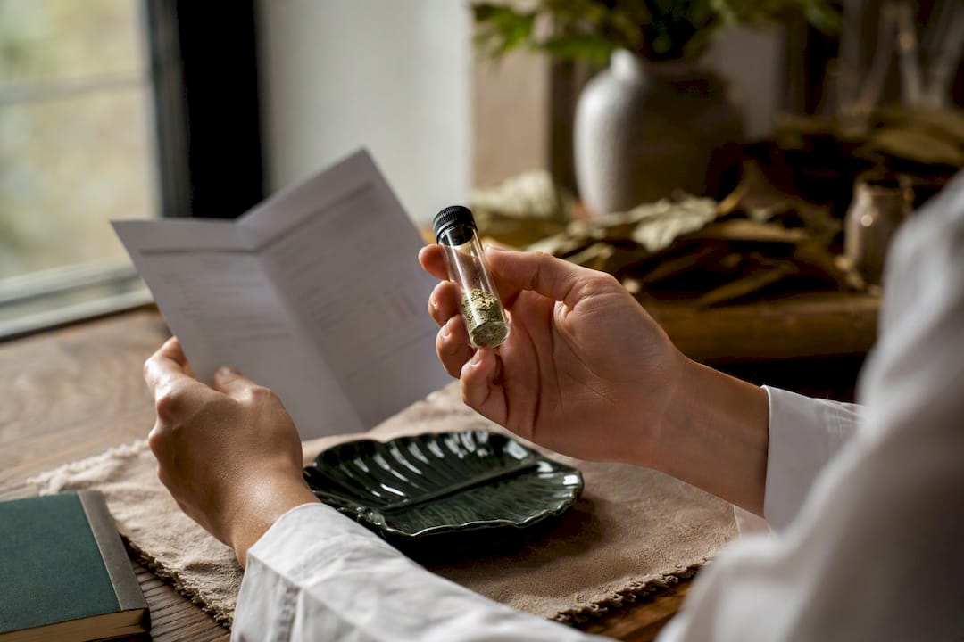 Anonymous kratom sample beside blurred COA